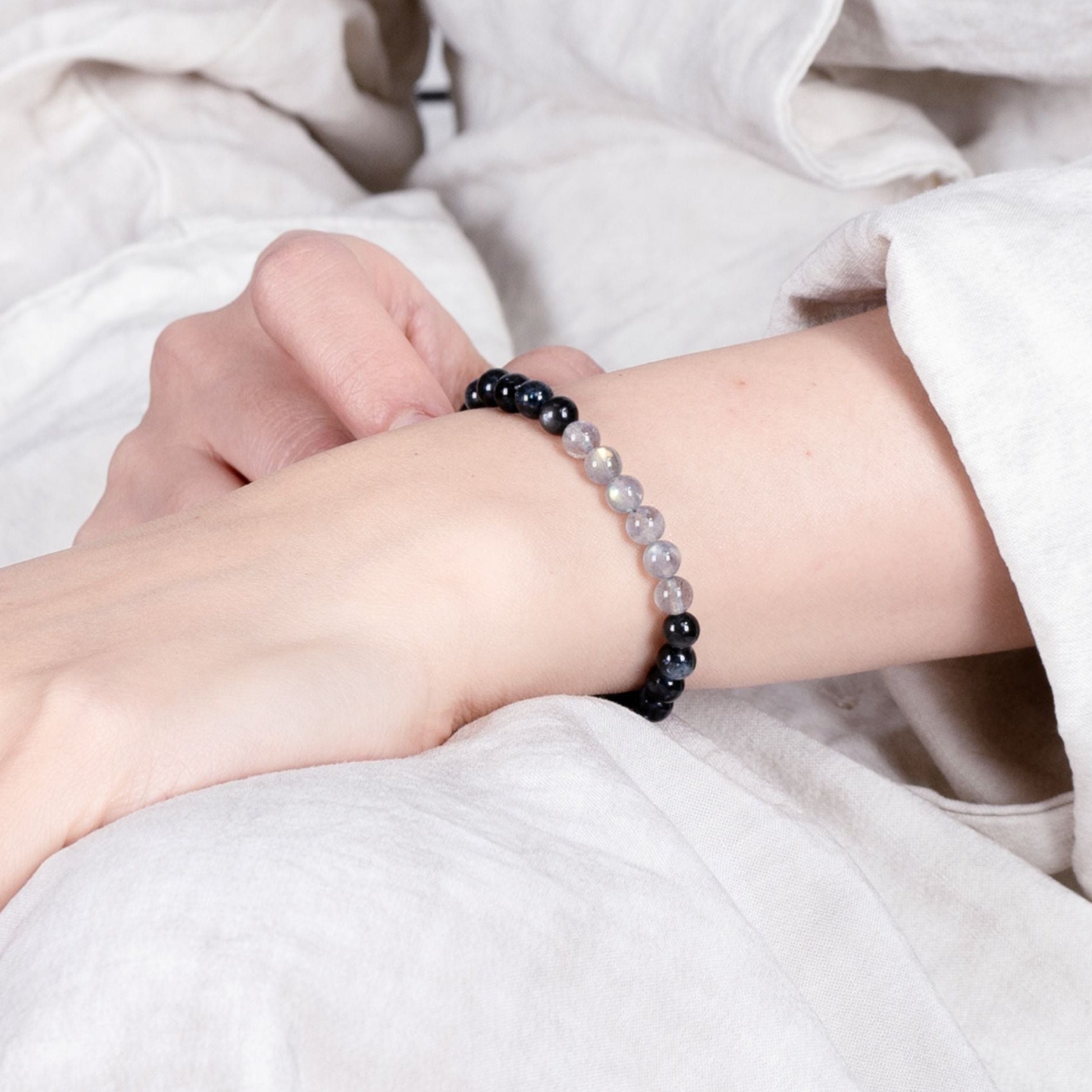 Starlight Onyx & Moonstone Bracelet – (6mm)