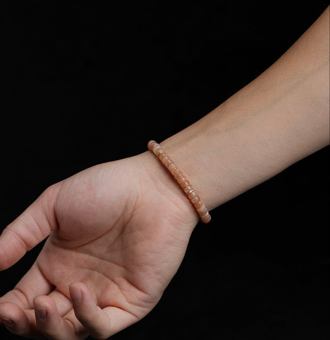 Moonlit Serenity Moonstone Bracelet (6 mm）